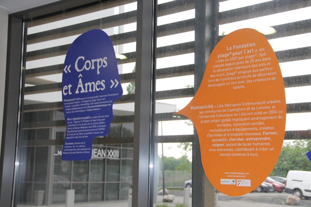 Signalétique d'exposition imprimée et découpée sur vinyle adhésif