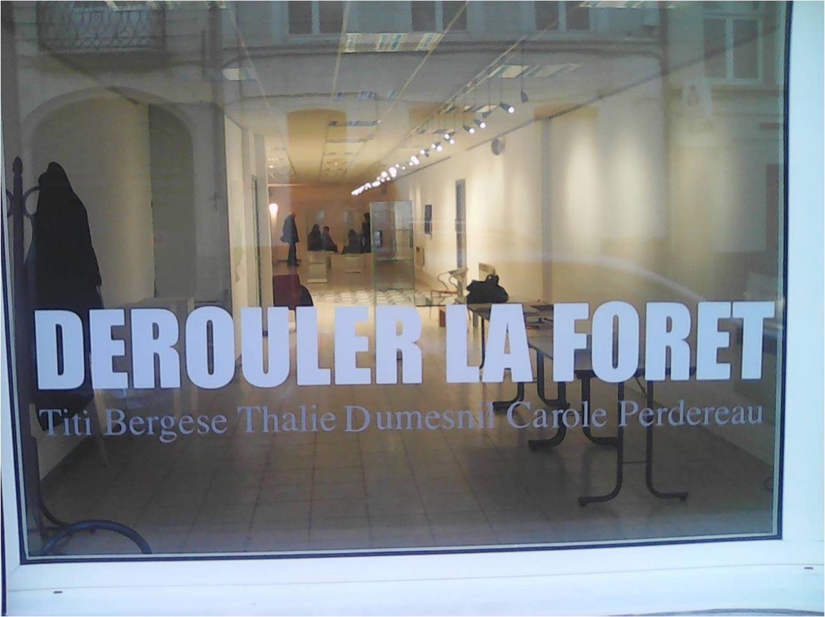 Décor de vitrine sur mesure imprimé pour une exposition